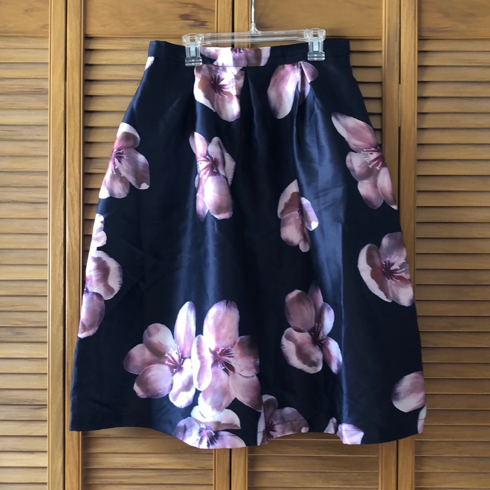 Pleated Midi skirt with pockets